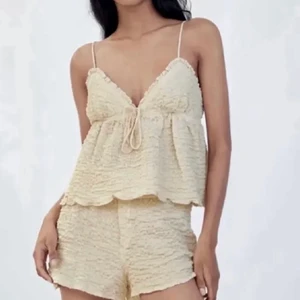 Zara linne - !Säljer endast vid bra bud! Köpte linnet här på Plick men säljer då det inte satt så jättebra på mig, jättefint skick! Storlek S men passar XS också🤍