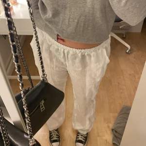 Linnebyxor  - Säljer mina supersnygga linnebyxor som tyvärr är för korta för mig då jag är 172 cm. 