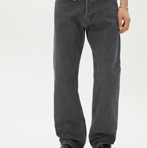 Jeans weekday - Säljer dessa jeans från weekday då dom inte längre kommer till användning. Endast använda ett fåtal gånger, så i princip i nyskick☺️obs herrstorlek💕 modellen heter Space Relaxed Straight Jeans💫 Buda från 239:- eller köp direkt för 299:-💸 Köptes för 600:-🌸Köparen står för frakt💕Kom privat för fler bilder✨