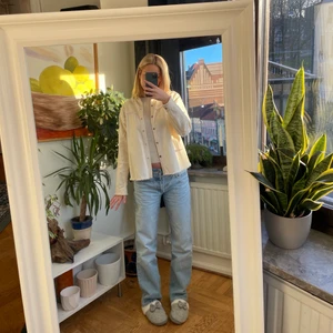 Trendig vår jacka  - En super söt vår/sommar jacka ifrån zara, men nitar på, storlek s men skulle säga dem passar både s/m, använd ett fåtal gånger men älskar den! Köparen står för frakten 