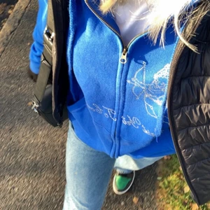 Best yet to come - Kollar intresserat på min best yet to come Hoodie i blå stolek S , jag är 165 ❤️‍🔥❤️‍🔥buda från 400 då dom är slutsålda  direkt pris 700 inklusive frakt