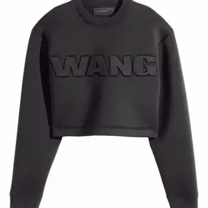 Denna fantastiska croppade swearshirt i scubamaterial från Wang x H&M-kollektionen 2014 säljes i nästan perfekt skick. Den har hängt i stort sett oanvänd sedan inköp pga fel storlek och har endast småveck som troligtvis försvinner om den får hänga ensam eller steamas! Frakt tillkommer 🌸