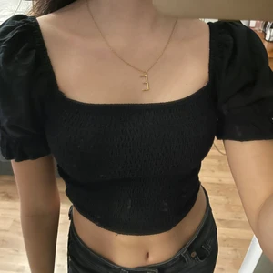 Svart topp från bikbok - Supersöt Tröja från bikbok, perfekt till sommaren! Tröjan är i väldigt gott skick. Köpt för 300kr och slutsåld i butik och på nätet. Skriv för fler bilder! (Köparen står för frakten)