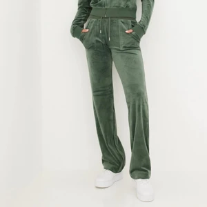 Juicy Couture byxor - Gröna "dark moss" juicy couture byxor i storlek M. Säljs då de är förstora för mig. För egna bilder är det bara att skriva på dm. Ny priss 999kr men säljs för 500kr, frakt ingår inte 💞