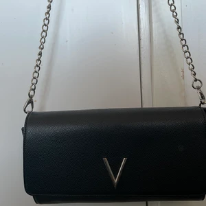 handväska  - Dö snygg och trendig handväska från valentino.