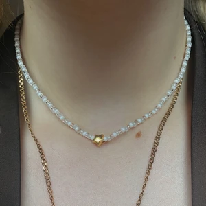 pärlhalsband  - Säljer sådana pärlhalsband som jag gör, finns även att få i silver och/eller med hjärta istället för stjärna samt som armband istället för halsband. Betalning sker via swish och köparen står för frakten ⭐️