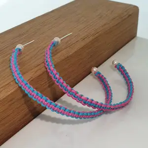Örhänget är flätat i två olika färger utav tråd
