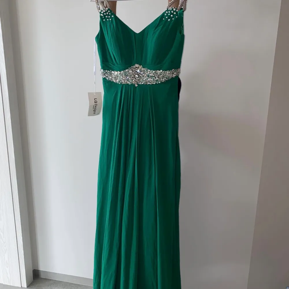 Säljer min gröns klänning,den är helt ny och oanvänd! . Klänningar.