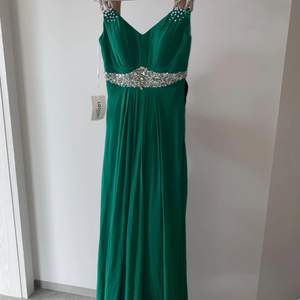 Säljer min gröns klänning,den är helt ny och oanvänd! 