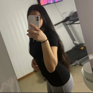 T-shirt  - En enkelt svart T-shirt men skit fint när du tar på dig den😍frakten ingår 