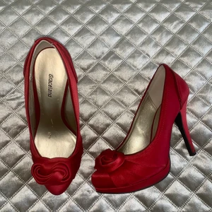 Röda klackskor  - Säljer mammas gamla klackskor som hon inte använder längre