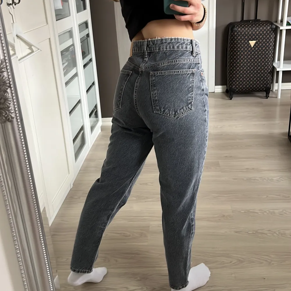 Snygga gråa jeans från zara, aldrig använda endast testade, köpte en storlek för stor (bär egentligen 38) ✨. Jeans & Byxor.