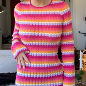 Bershka klänning - Säljer denna populära klänning från Bershka köpt från Asos, så fin å somrig. Har endast testat men var inte min stil, skriv för fler bilder eller frågor💕🧡 