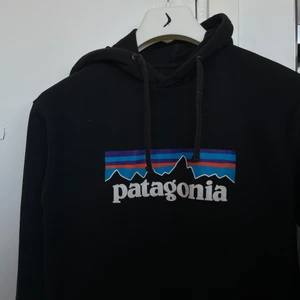 patagonia Hoodie  - säljer en använd Hoodie från patagonia köpt från junkyard. Det är unisex modell i storlek S (passar M) Hoodien är i mycket bra skick och har inga  defekter.