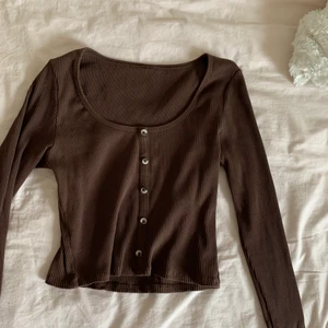 brun top - fin brun top, använd ett få tal gånger! är osäker på vart den är ifrån pågrund av att den är från secondhand. skriv för mer bilder! ♡