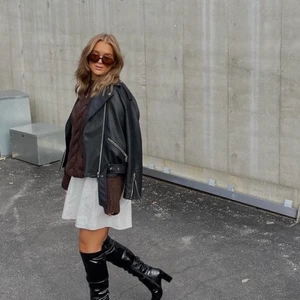 Skinnjacka  - Säljer denna skitsnygga jackan då jag har två stycken! Den är i nyskick och har inga defekter! Den är i strl M men passar mig som vanligtvis har S och vill ha den lite oversized (första bilden lånad av Ida Carlsson)💗💗💗