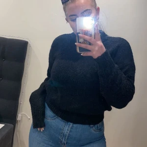 Svart stickad tröja - Jag säljer min stickade tröja pga att den ej kommer till användning. Den är väldigt mjuk och kliar inte. Storlekslappen saknas men skulle säga att det är en M! Tröjan har toppenkvalite. ✨ Tveka inte på att ställa fler frågor, köparen står för frakten 💕. 