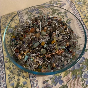 Kristall konfetti  - Kristall konfetti med många olika kristaller, liten skopa kostar 60kr och stor kostar 120kr<3 frakt är 52 kr, och jag står inte för postens slarv:) 