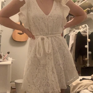 Klänning - Superfin och oanvänd klönning från boohoo som passar till sommaren och studenten! Jag kan mötas upp i uppsala, annars står köparen för frakt☺️