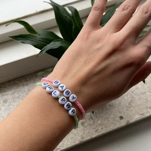 armband - armband med text💚💓 kostar 12 kr 💚💓