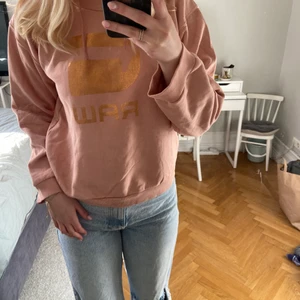 ROSA RAW HOODIE  - Hoodie från Raw med tryck i guld! Storlek M, nästan helt oanvänd🌟