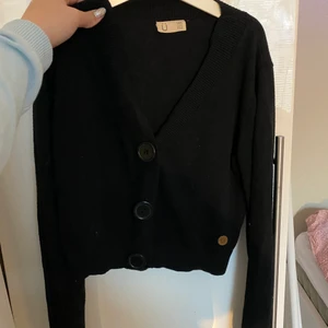 Stickad svart kofta ! 💗 - Svart kofta från Cubus! Stickat material och använda fåtal gånger :) riktigt fin skick både koftan och knapparna 🥰  köparen står för frakt (45kr) kontakta gärna vid intresse!! 😍😍