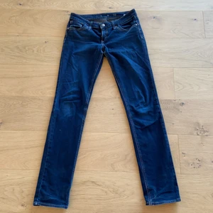 Lågmidjade Levis jeans - Super snygga mörkblåa lågmidjade Levis jeans köpta från Relow. Står att de är en storlek 29 i midjan men passar om du har 36. De är även långa i benen. 