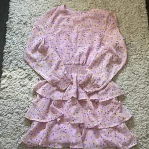 U - Säljer denna jätte fina sommar klänningen! Den är knappt använd och är i ett bra skick! 💜