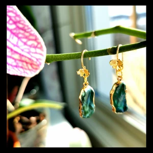 pärlörhängen - Fina örhängen, Xiaoxi egen design. Guldpläterad pärlsmychen 