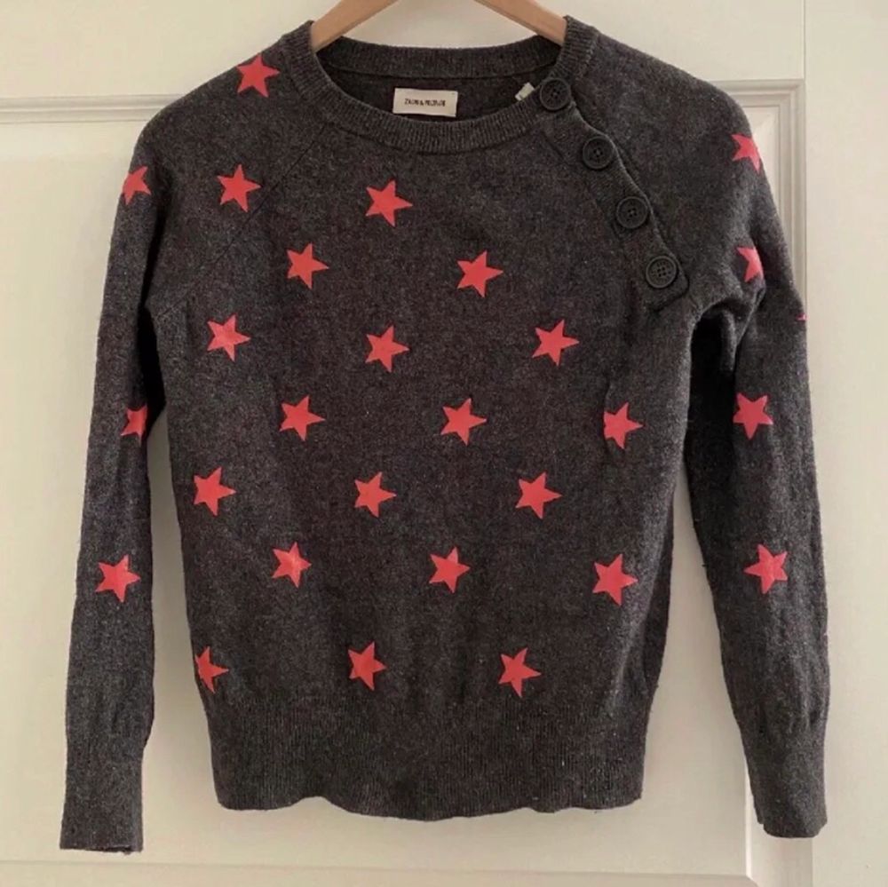 Säljer min jätte coola Zadig tröja med stjärnor på 💫 Jätte fint skick och bara använd några få gånger 💘 Nypris var 1300 kr! Skriv privat vid intresse och frågor❤️🔥. Tröjor & Koftor.