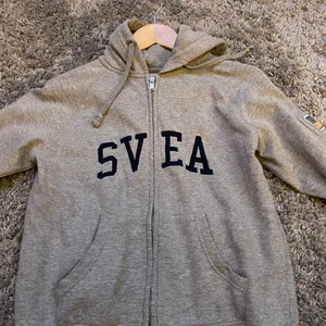 SVEA zip hoddie grå, den är använd  - En använd grå zip hoddie från SVEA säljs billigt men du själv står för frakten betalning sker via Swish 