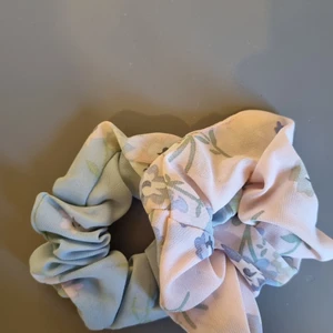 Scrunchies - 2 ljusa blommiga Scrunchies. Perfekt för sommaren, eller bara att sova med utan att slita på håret för mycket. 1 för 10 eller 2 för 15. Frakt på 12kr