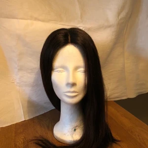 ÄKTA HÅR Peruk - (Nr 2) ÄKTA HÅR! Säljer alla mina peruker, köp alla för paketpris eller endast en! Strl M (kan sys in om en mindre storlek skulle behövas). En kall mörkbrun, nära till svart färg, långt äkta hår. Originalpris: 10.000kr 