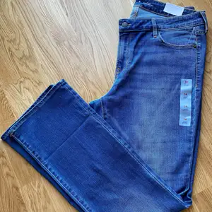 Bootcut jeans från Old baby helt oanvända med lappar kvar. Midrise. Säljer dem för att dem är alldeles för korta❤️ Köparen står för frakt, fraktprisk kan ändras