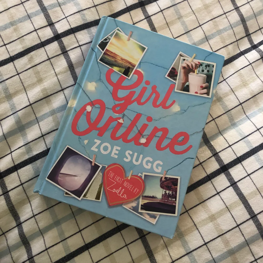 Boken ”Girl Online” av Youtubaren och Bloggaren Zoe Sugg/Zoella! Boken är på engelska och hardcover. Fick den i present för något år sedan och har knappt läst dem. Lite förstörd i hörnen (se bild) men annars bra skick, inga fläckar eller andra skador!📚. Övrigt.
