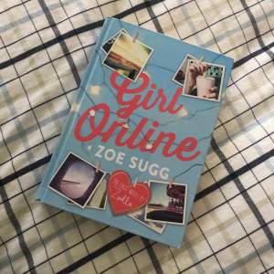 Boken ”Girl Online” av Youtubaren och Bloggaren Zoe Sugg/Zoella! Boken är på engelska och hardcover. Fick den i present för något år sedan och har knappt läst dem. Lite förstörd i hörnen (se bild) men annars bra skick, inga fläckar eller andra skador!📚