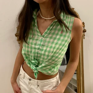 Ralph Lauren skjortlinne - Så fin och somrig topp från Ralph Lauren☀️ Supersnygg att knyta men går även att ha utan knut. 100% bomull, så svalt och skönt material🤩💚