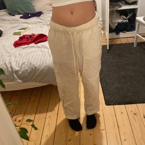 Linnebyxor - Ett par beige linnebyxor. Jättefina men kommer ej till användning. Jag är 162 cm! Köparen står för frakten eller möts man upp i Lund❤️