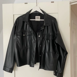Zara jacka  - Läderjacka från Zara i storlek S 