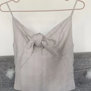 Linne från vero moda  - Knappt använd alls, knuten kan knytas om!🥰 köpare står för frakt❣️