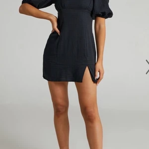 Vit studentklänning  - Säljer vit studentklänning från Showpo, det är den svarta klänningen men i vit då. Beställde två storlekar och har inte ens öppnat plasten på klänningen jag säljer, så den är helt orörd.