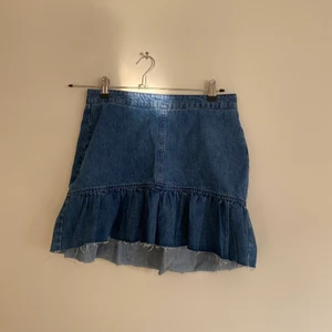 Jeanskjol  - Kort jeanskjol från Gina Tricot, köpt secondhand. Superfin! 