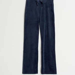 Cecilia velour sweatpants💘💘💘 - Säljer nu mina fina mörkblåa cecilia velour byxor från ginatricot, Säljer de eftersom jag trodde om de va svarta när jag köpte de 💘💘 går också att bytas mot ett svart par i xxs💘💘💘 original priset är 229kr