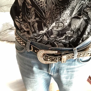 Midnight tuttolente - Bälte från Midnight tuttolente, storlek 36/L har själv midjemått 32 och det är lite för stort för mig, det hade troligtvis passat 33 eller större. Ordinarie pris 700, har använt 1 gång