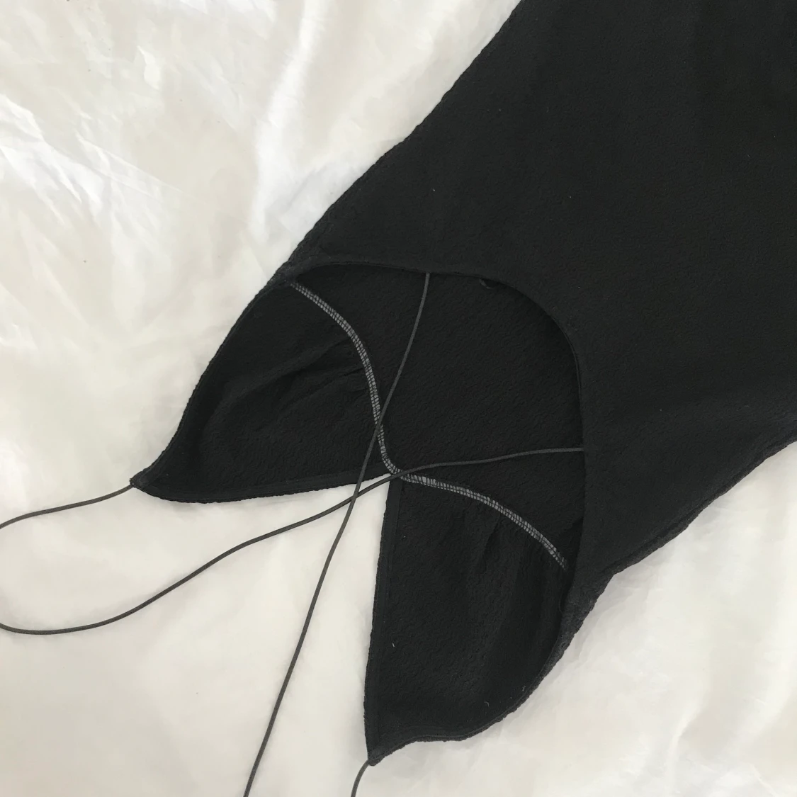 Svart klänning med öppen rygg - 90