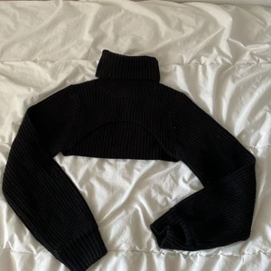 Kroppas polo krage tröja!😽 - En fin, trendig ”cropped turtle neck” perfekt skick. Inga alls problem. Använt typ 2 ggr! Helt ny ifrån H&M. Svart🤗 ord pris: 149💰 helst mötas upp’ annars betalar ni den valda pris föe frakt, det beror alltså på vart du bor!😀