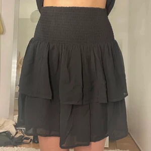 Volang kjol  - LÄGGER UPP IGEN PGA OSERIÖS KÖPARE!!! Oanvänd i storlek 170 är som en XS-S, Den är 44cm lång. bara seriösa bud🖤 (bud är bindande enligt lag, så buda ej ifall ni inte tänker köpa den) 