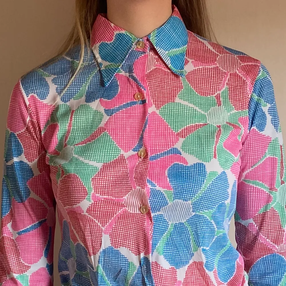 Superfin 70-tals skjorta köpt i Sydfrankrike. Den är i oanvänt skick och livar upp vilken outfit som helst. Fråga gärna om mått! 🌷. Skjortor.