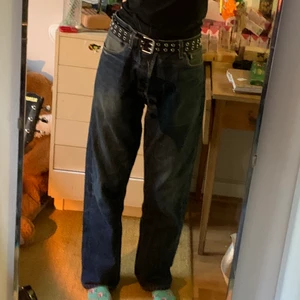 Mörkblå levi’s jeans, stora - Ett par stora byxor i en skitsnygg mörkblå färg. Längden är perfekt på mig som är 173cm! Säljer eftersom att de inte kommer till användning. Pris kan självklart diskuteras!💞