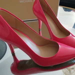 Micheal Kors klackskor  - Micheal Kors (äkta)  Storlek 36 Köpte 1200 kr plus moms.